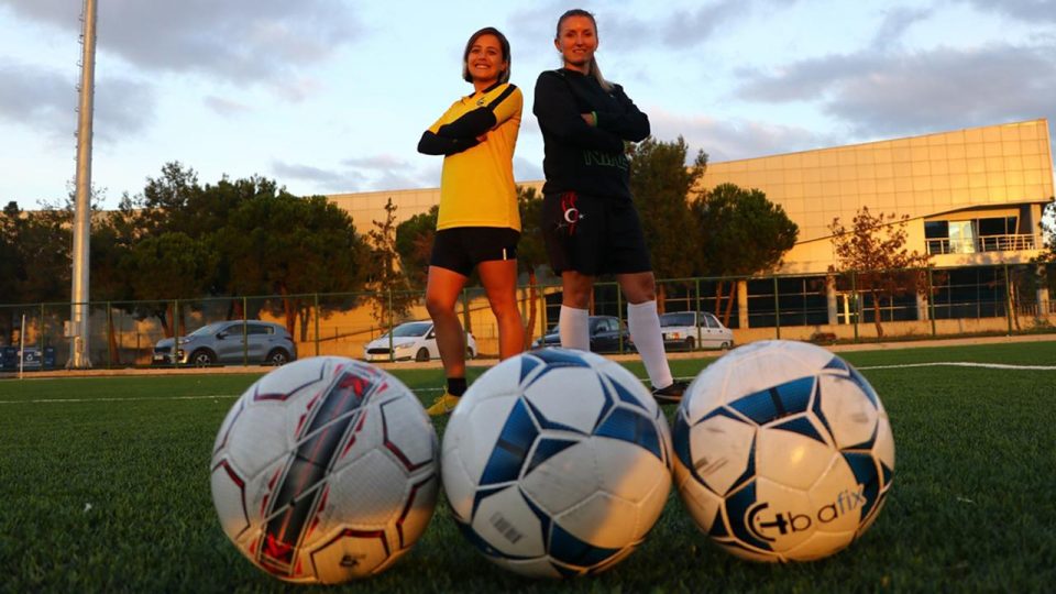 Elif ve Merve öğretmenin futbol aşkı