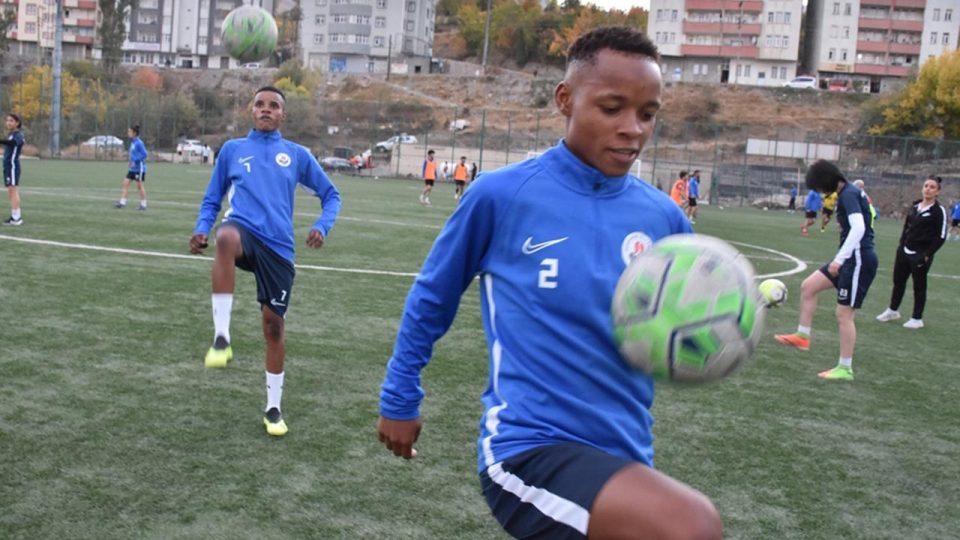 Hakkari’de 2 Afrikalı kadın futbolcu top koşturuyor