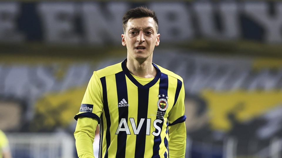 Mesut Özil’den takım arkadaşlarına uyarı