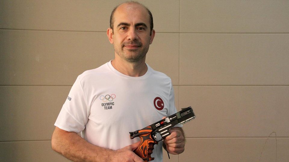 Milli sporcu Özgür Varlık altın madalya için atış yapacak