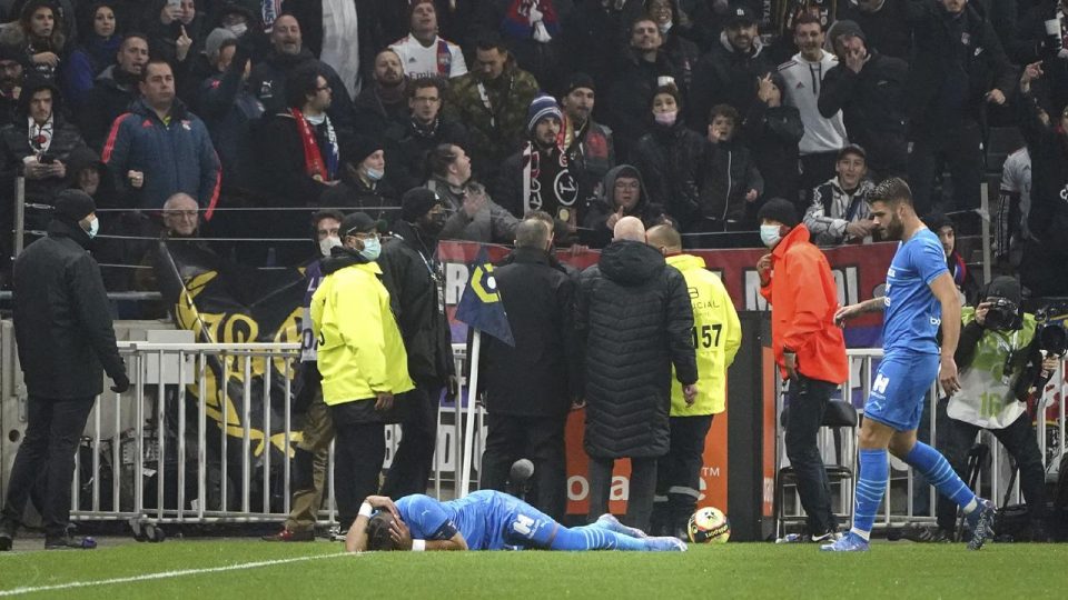 Olimpik Lyon-Olimpik Marsilya maçı atılan şişe nedeniyle durduruldu