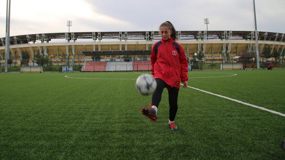 “Kızsın futbol oynayamazsın” dediler iki farklı branşta milli oldu