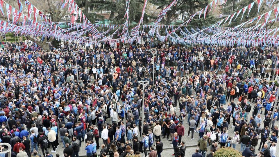 Trabzonspor taraftarından Beşiktaş maçı öncesi destek