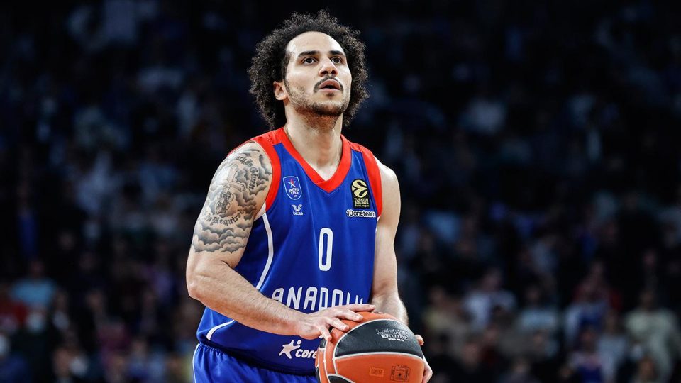 Anadolu Efes Shane Larkin’i takımda tuttu