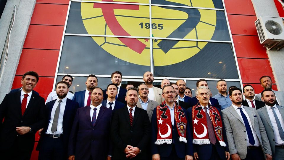 Bakan Kasapoğlu, Eskişehirspor Tesisleri’ni ziyaret etti