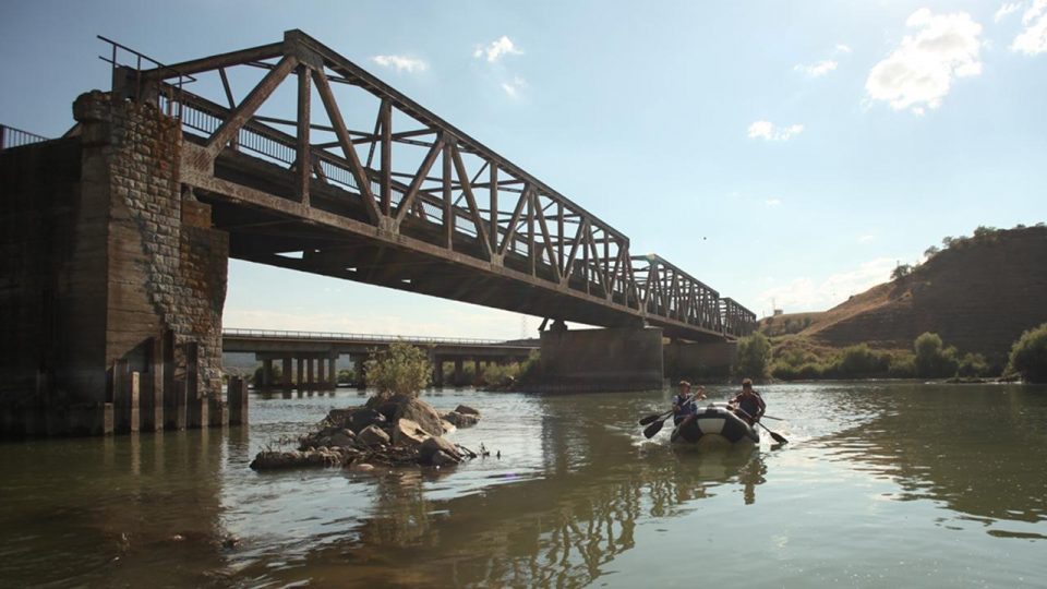 Bingöllü gençler Murat Nehri’nde kürek çekiyor