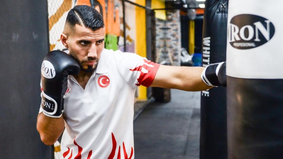 Bulaşıkçılıktan kick boks şampiyonluğuna uzandı