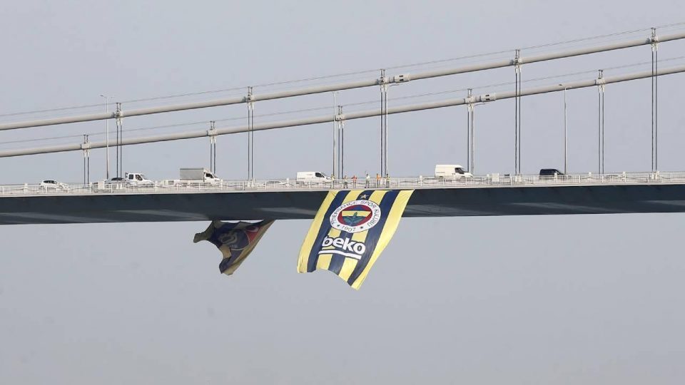 Fenerbahçe Beko’nun bayrakları boğaz köprülerine asıldı