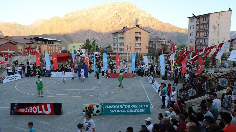 Hakkari’de Sokak Basketbol Şampiyonası başladı