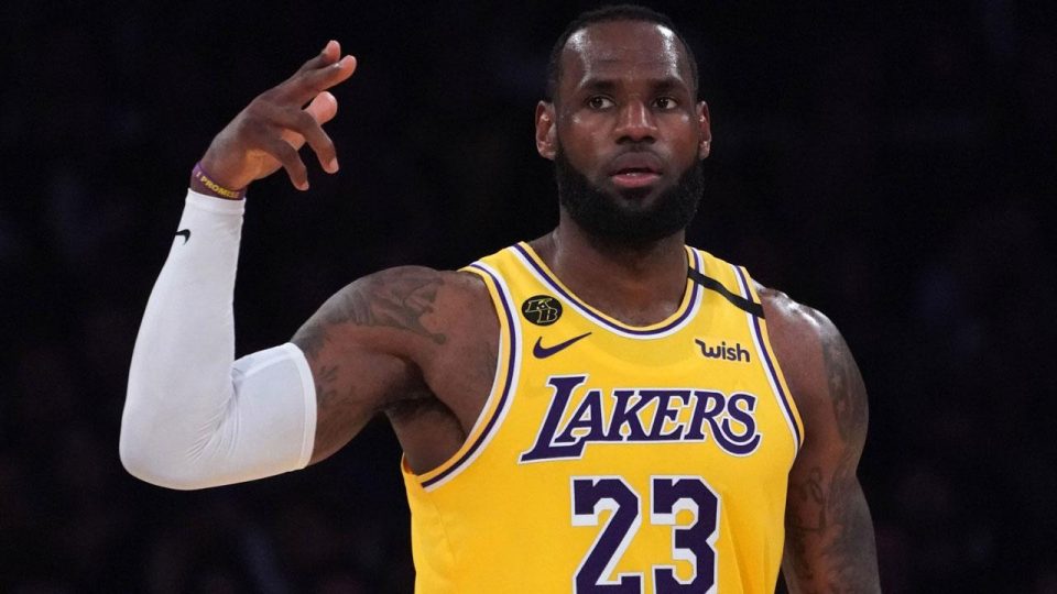 Lebron James aktif basketbol oynayan ilk milyarder oldu