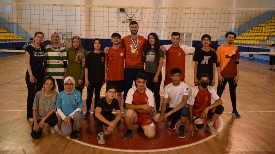 Milli voleybolcu Fatih Yiğiter genç sporculara tecrübelerini aktarıyor