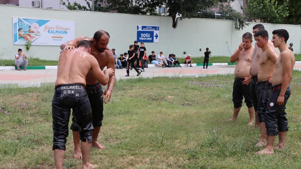 Pehlivanların antrenmanlarını Kırım Tatar ve Ahıska Türkü çocuklar da izledi