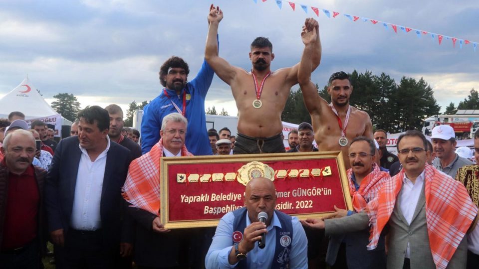 Yapraklı Yağlı Güreşleri’nde başpehlivanlığı Cengizhan Şimşek kazandı