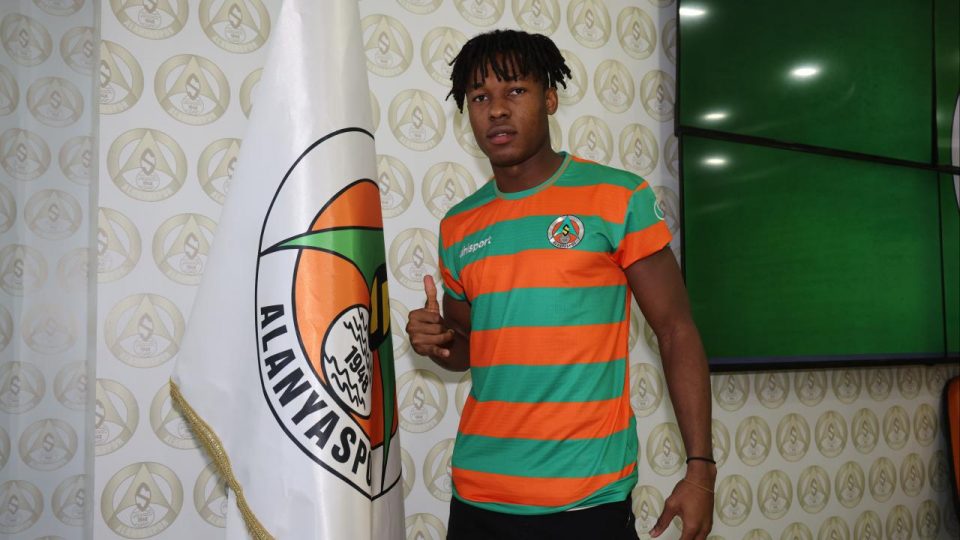 Alanyaspor Akinlosotu ile profesyonel sözleşme imzaladı