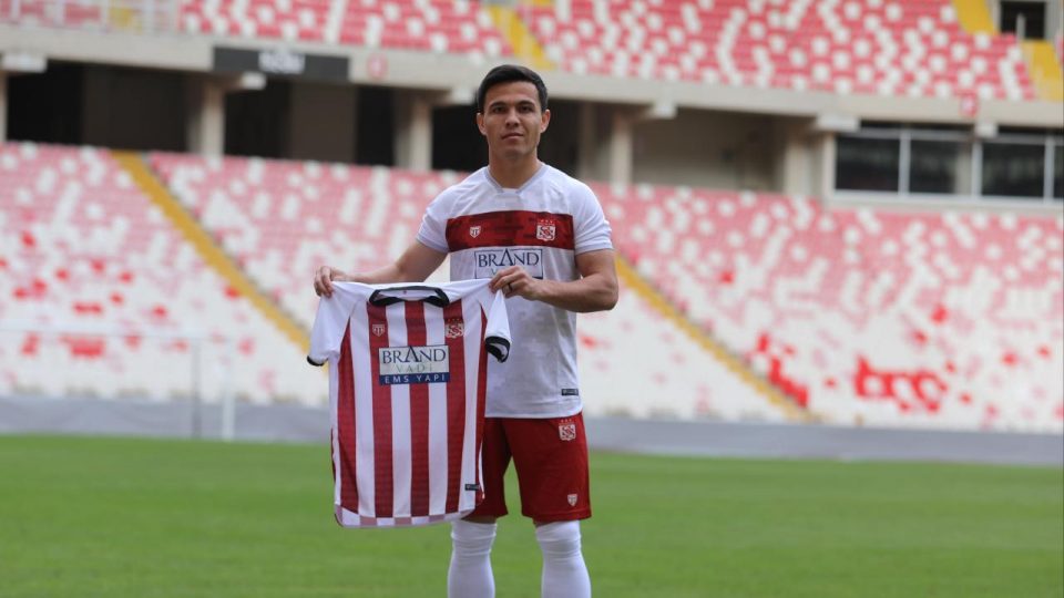 Azizbek Turgunboev resmen Sivasspor’da