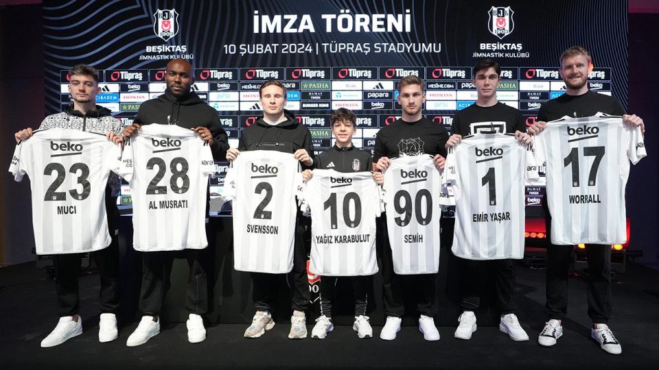 Beşiktaş yeni transferleri için imza töreni düzenledi