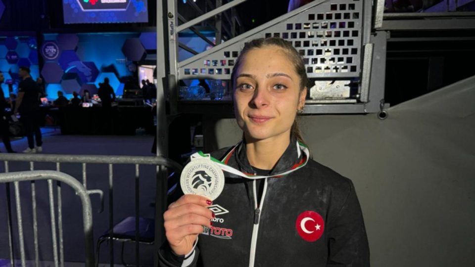 Duygu Alıcı’dan Avrupa Halter Şampiyonası’nda gümüş madalya