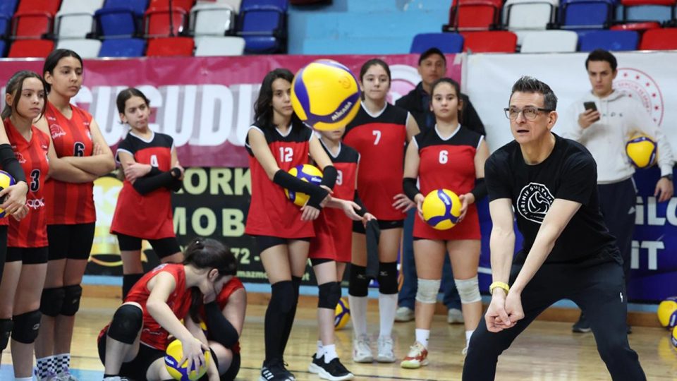 Voleybolda “Yarının Sultanları” projesi ayağı Zonguldak’ta başladı