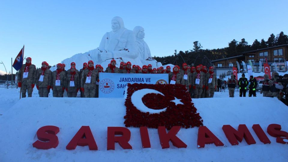 Sarıkamış şehitleri anısına, “Kardan Heykeller Sergisi”